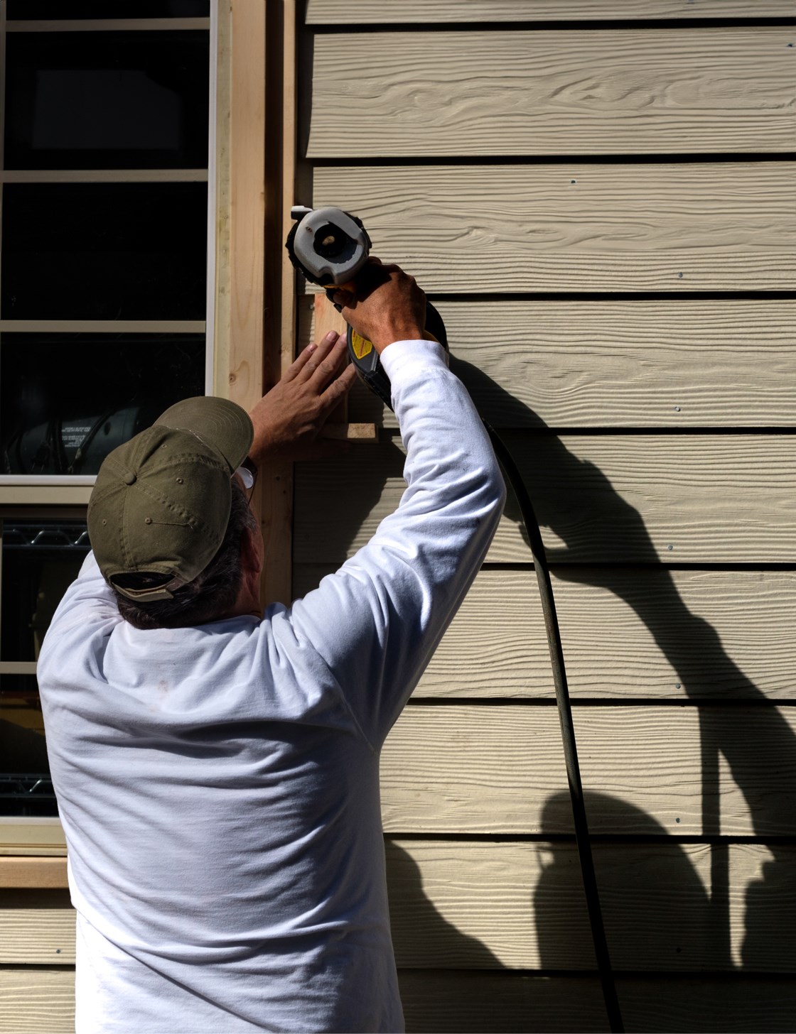 Siding installer repairing vinyl siding in Indiana 