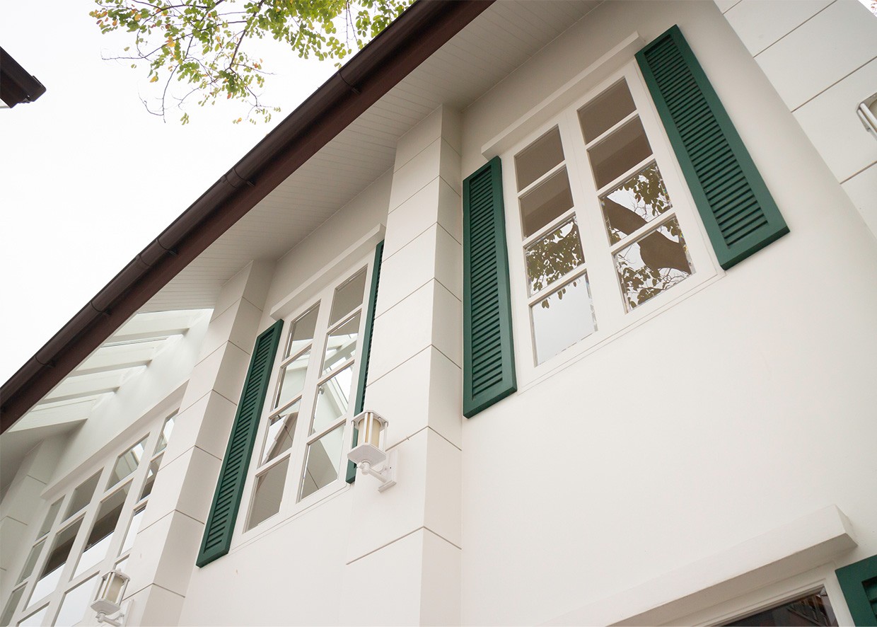 <ul class="no-markers"><li><strong>Maintenance</strong> - Vinyl can warp in heat, but can handle rapid temperature fluctuations</li><li><strong>Strength </strong>- The windows are easy to install and don't require consistent painting</li><li><strong>Materials</strong> - While you can see "scar marks", vinyl is a more affordable option</li><li><strong>Stability</strong> - Expands and contracts at higher rates, but generally long-lasting</li></ul>